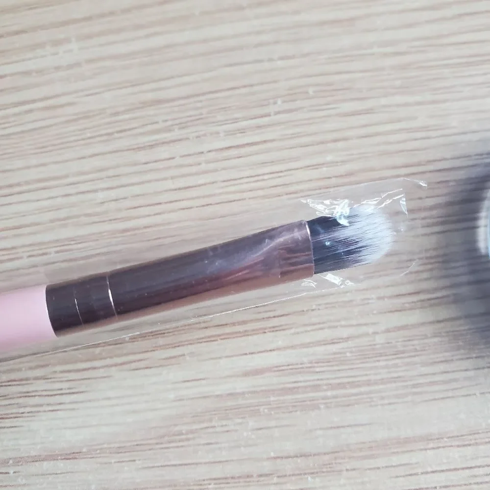 MPrincess Pressed Eyeshadow In Color Biscuit And Luxie 245‎ Small Shader Brush